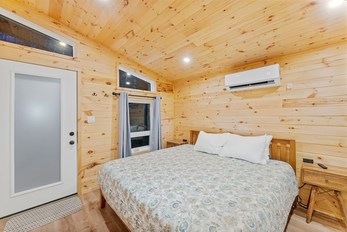 Wolf Den Micro Cabin photo 4